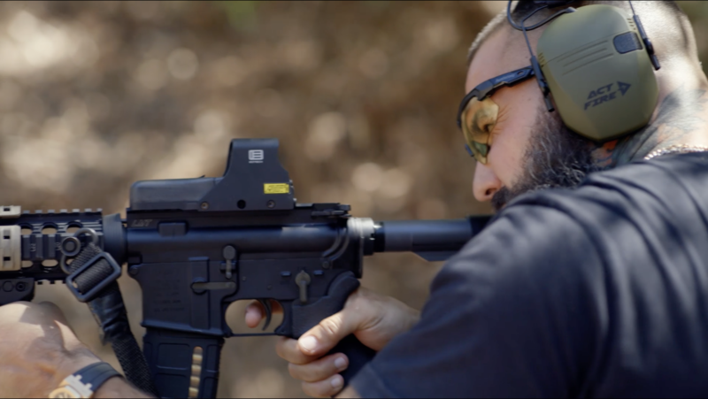 製作《男男自語》紀錄片時，雷加赫不斷思考，明明這些「阿法男」網紅依靠網路維生，每天製作大量內容，永遠有那麼多獨特見解、特殊觀點，握有話語權，為何卻還感受到自己不被理解？（劇照提供／公共電視）
