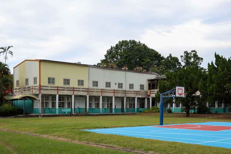 育英國小龍騰分校位於苗栗縣三義鄉山區，全校學生僅20多位，屬於偏鄉學校，老師還需排班開車接送學生上下學。（攝影／孔德皓）