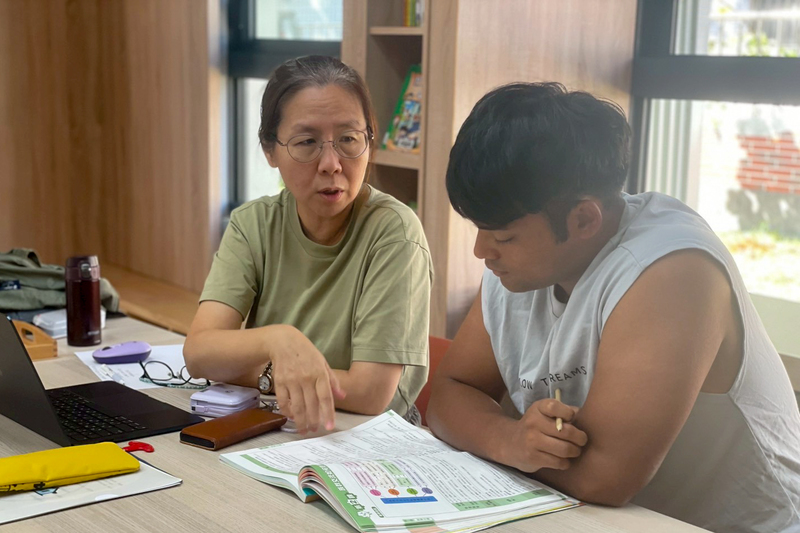 根據馬筱筠（左）的經驗，許多無證教師上課只是單方面講述，提不起學生學習興趣。她現在擔任瑩光教育協會的夥伴老師，陪伴偏鄉無證教師，希望他們對教育學生更有信心。（圖片提供／瑩光教育協會）