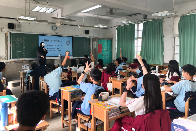 蘆洲國中英文代理教師蔡家勛，在上課時不時會帶有趣的活動，讓學生能更投入於課堂中。（圖片提供／蔡家勛）