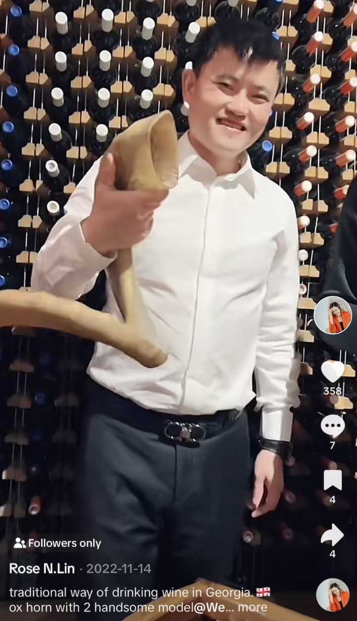 許銘釗在喬治亞的商業夥伴林偉雄(Lin Weixiong)。照片取自林妻TikTok頁面,貼文中表示林偉雄正展示「喬治亞的傳統飲酒方式」。(圖片來源/@ateroselin/TikTok)