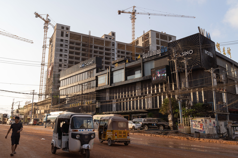 根據中國法院判決顯示,數名犯罪者在位於西哈努克港的WM賭場大樓內從事電信詐欺工作。《OCCRP》調查發現,儘管柬埔寨線上博弈禁令於2019年生效,2020年照片拍攝當下,該棟建築內仍有不少工作人員出入。(圖片來源/Thomas Cristofoletti/Ruom Collective)