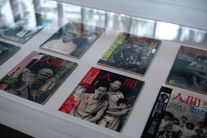 「浮生──《人間》中的報導攝影1985-1989」展覽現場陳列了完整的《人間》雜誌,呈現這47期刊物在台灣媒體史上的重量。(攝影/謝佩穎)