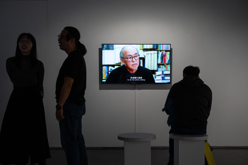 展場播放多位攝影師的訪談短片,透過口述歷史還原當年的拍攝脈絡與工作現場。(攝影/謝佩穎)