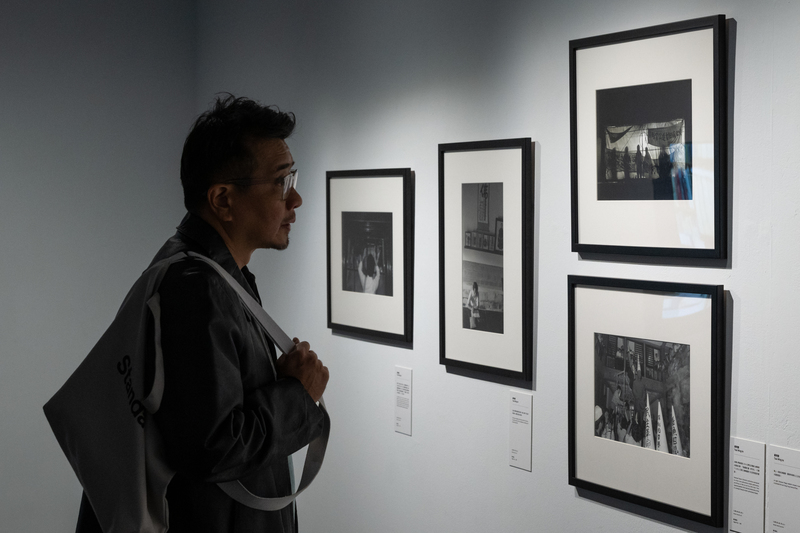 蔡明德的作品風格強烈,對他而言,攝影不僅是客觀事實的紀錄,更是攝影者主觀意識的詮釋與對社會的提問。(攝影/謝佩穎)