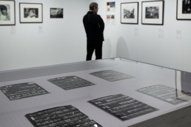 展場特別展出攝影記者的原始底片印樣,觀者可從連續的影像中,窺見攝影師在按下快門當下的觀察路徑與構圖嘗試。(攝影/謝佩穎)