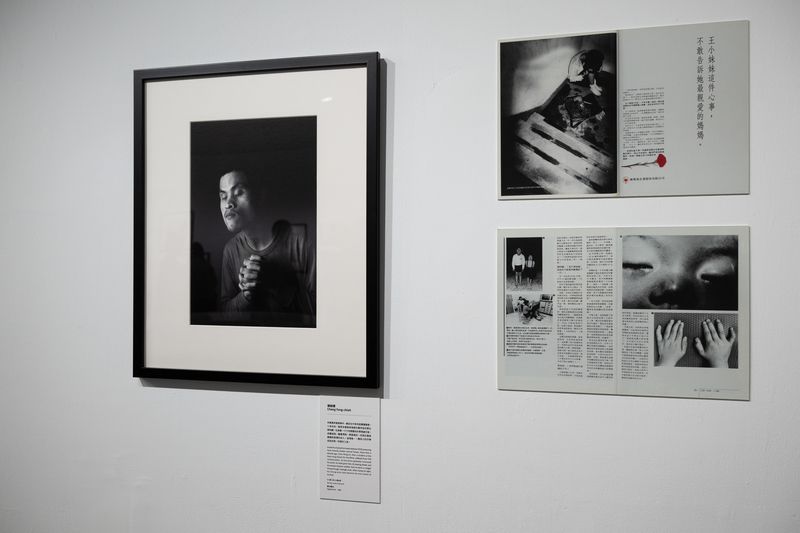 張詠捷於《人間》第43期發表的封面故事,直視台灣中部多氯聯苯毒害事件(惠明盲校學生陳明麟),影像毫不避諱揭露受害者身體與青春被毒物侵蝕的痕跡。(攝影/謝佩穎)