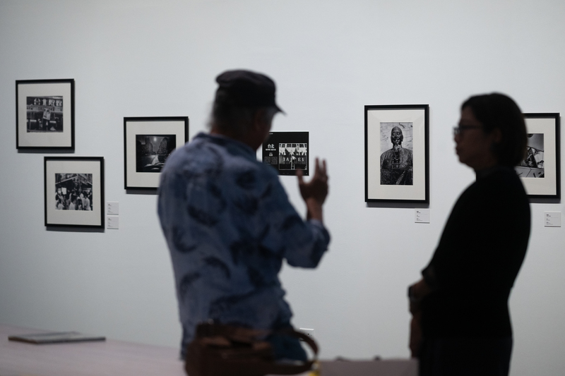 阮義忠在《人間》雜誌中擁有特殊且獨立的位置,並設有個人專欄〈阮義忠速寫簿〉。有別於長篇專題報導,他堅持「一張照片、一篇文字」的形式,以具詩意的圖文捕捉1980年代台灣都市與鄉村的變遷。(攝影/謝佩穎)