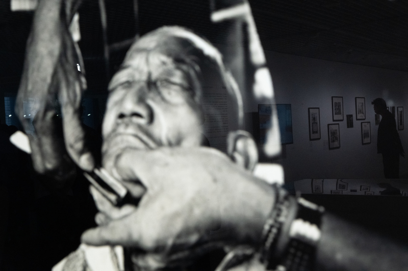 顏新珠於《人間》第34期記錄了逐漸消逝的街頭理髮師行業,圖為萬華街頭的剃頭師傅特寫。(攝影/謝佩穎)