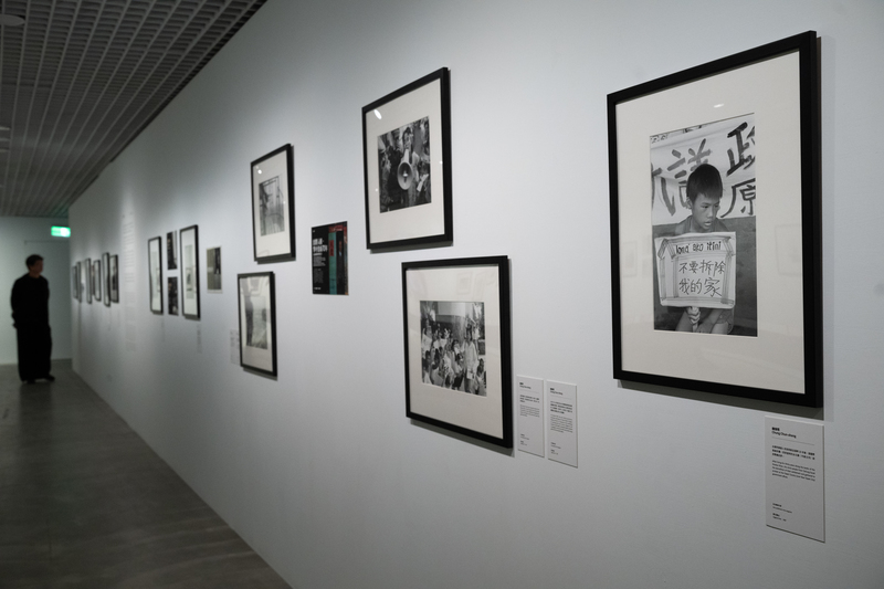 鐘俊陞長期追蹤從台東流浪至新店溪畔的阿美族聚落迫遷案。他不只是記錄者,更實際投入組織工作,展現其「介入式」的報導精神。(攝影/謝佩穎)