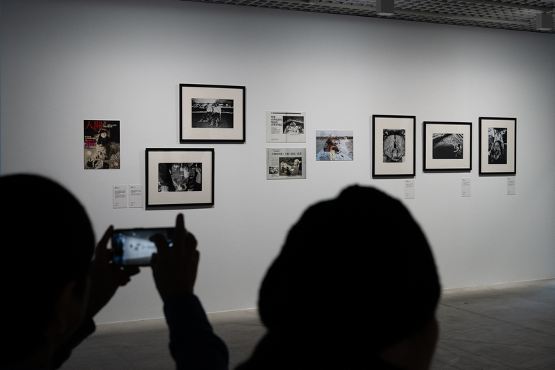 廖嘉展在《人間》留下的影像紀錄相當多元,現場展出包括第11期描繪盲人飼主阿旭的〈「豬師父」阿旭〉、第18期探討農民困境的報導,以及第32期震撼社會的被虐兒童專題封面。(攝影/謝佩穎)