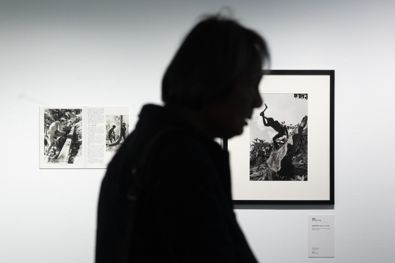 關曉榮的〈蘭嶼紀事〉系列完整記錄了達悟族人的生存難題。他強調攝影師應建立與被攝者的互信,並將影像的核心意義歸還給鏡頭下的主角與議題。(攝影/謝佩穎)