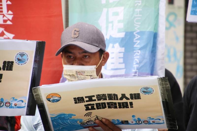 2023年2月20日，FOSPI的印尼漁工Andres Nabeleng在記者會上說明為何應盡快落實遠洋漁工海上使用Wi-Fi的權益。（照片提供／施逸翔）