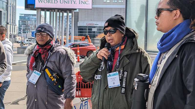 2024年3月10日，在台灣遠洋漁船上因工傷導致單眼失明的兩位印尼漁工Susanto和Adrie Nelwan，在波士頓海鮮展外訴說他們的經歷和訴求。（照片提供／施逸翔）