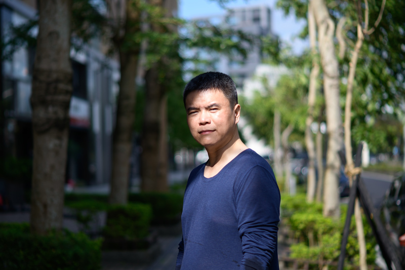 姜廣利平時擔任停車場保全，王禹婕開設的課程曾是他苦悶生活的出口，他完整見證著藝識流的發展與扭曲歷程。（攝影／黃世澤）