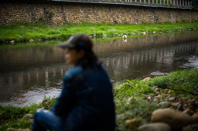 跟許多藝識流前學員一樣，曾將所有一切都投注在團體內，呂詩曼離開出來後幾乎一無所有，她常坐在老家附近的溪畔思考過去的經驗。（攝影／黃世澤）