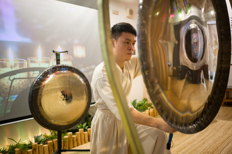 蔡振霖是林政宏生前好友，兩人都對大自然與身心靈體驗充滿熱情。在正職工作之餘，目前蔡振霖致力於推廣「銅鑼音療」。（攝影／黃世澤）