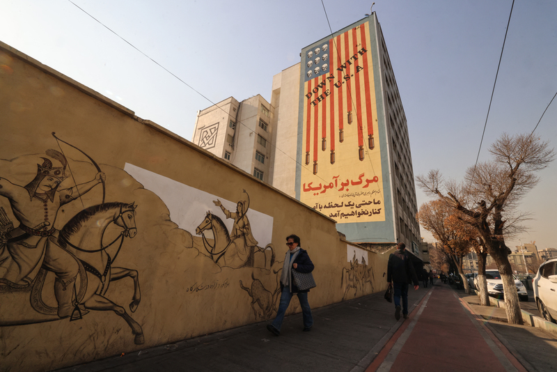 2026年1月6日，伊朗首都德黑蘭的一棟建築上繪製著反美的壁畫。（攝影／Atta Kenare／AFP）