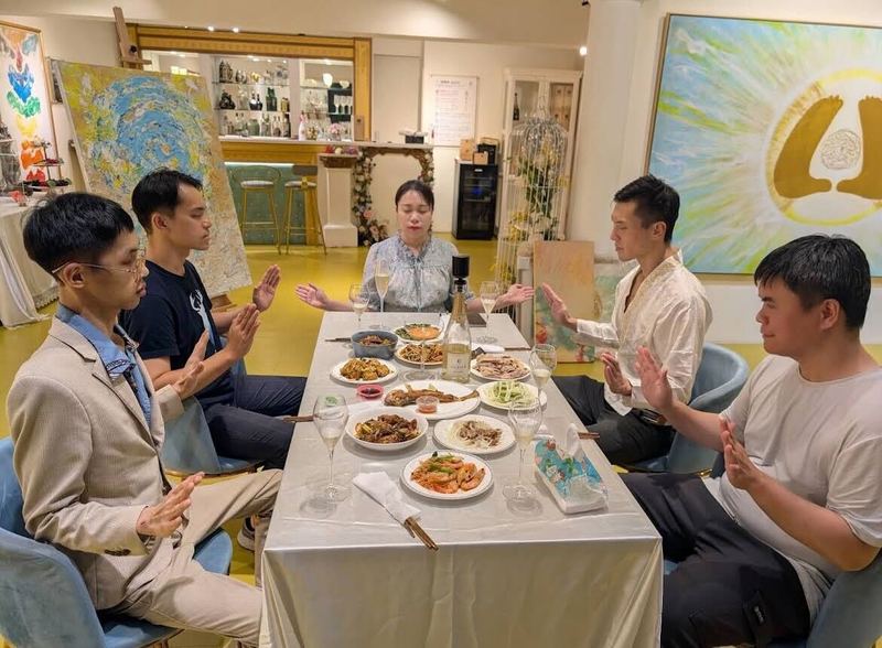 2025年9月24日深夜，在姜廣利（右前）刷卡20萬報名課程後，藝識流成員舉行慶祝餐會。由療癒顧問林承毅拍攝的照片中，可看到林政宏（左前）此時形貌極瘦、右手腕有傷口、右臉熊貓眼。中間3名核心成員由左到右為王劭承、王禹婕、吳宗儒，目前皆因傷害致死罪嫌羈押禁見中。（圖片提供／姜廣利）