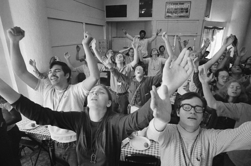 1971年2月4日，「上帝之子」（Children of God）的年輕成員在位於美國洛杉磯總部大樓內集體吟唱聖歌。該團體於2004年更名為「家庭國際」（The Family International），因其宣揚濫交與戀童而遭質疑。（攝影／George Brich／AP／達志影像）