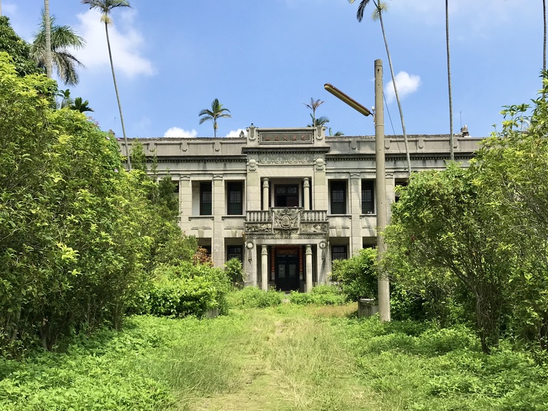 位於彰化縣和美鎮的陳虛谷故居「默園」，落成於1929年，是台灣中部最具代表性的洋樓之一，曾是台灣文化協會成員聚會處，2013年卻成為「日月明功」靈修團體虐死高中生的案發現場。（攝影／ Outlookxp／CC BY-SA 4.0／wikimedia）