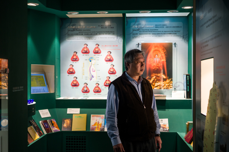 中央研究院民族所研究員丁仁傑長期研究台灣新興宗教，在該所博物館他規劃的展區裡，展出包括妙天、宋七力等1990年代崛起的「教主」相關文獻資料。（攝影／黃世澤）