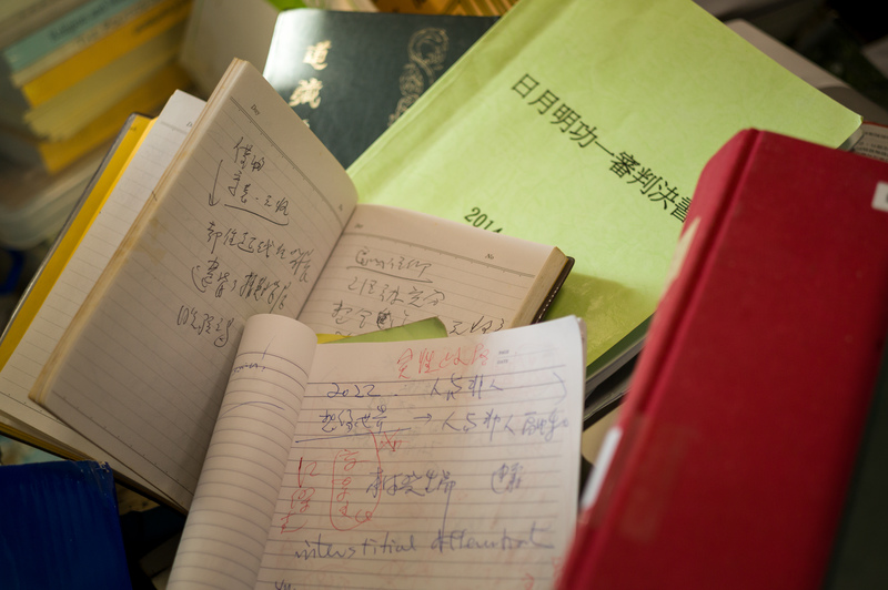 多年來，丁仁傑對包括日月明功等新興宗教、心靈成長團體進行深入的調查與分析，留下的筆記與文獻資料在研究室堆積如山。（攝影／黃世澤）