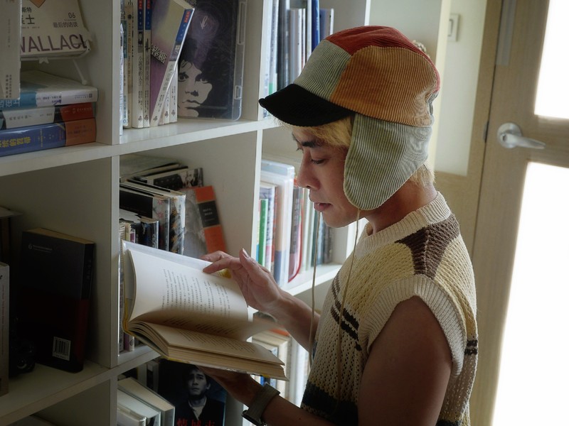 知名作家陳栢青，受到交友圈對外貌的高標準影響，在醫美診所推薦下開始嘗試瘦瘦針，卻在施打過程中體驗到疲倦、作嘔等副作用。（攝影／宋文郁）