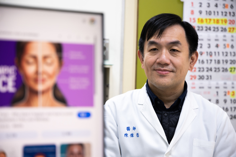 門診不乏未經完整衛教使用瘦瘦針後身體不適的患者，台北馬偕內分泌暨新陳代謝科醫師陳偉哲說明，未受完整諮詢與處方施打瘦瘦針，可能面臨副作用風險，且若產生不良反應，也無法適用藥害救濟。（攝影／蔡昕翰）