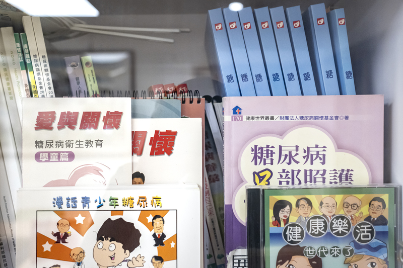 藉由瘦瘦針減重的風潮，導致非糖尿病甚至非肥胖症患者搶打猛健樂，排擠到真正需要用藥的人。圖為糖尿病關懷基金會的出版品。（攝影／陳曉威）