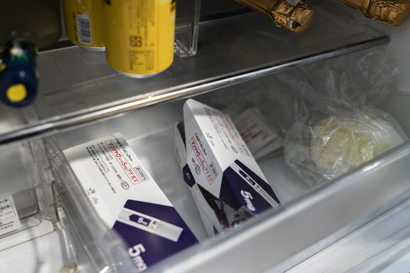 瘦瘦針屬處方用藥，本應經由醫師評估、詢問病史才能取得，但如今卻有許多人在網路上毫無門檻地買賣與流通。圖為一位瘦瘦針使用者在家中冰箱儲存從日本購回的針劑。（攝影／陳曉威）