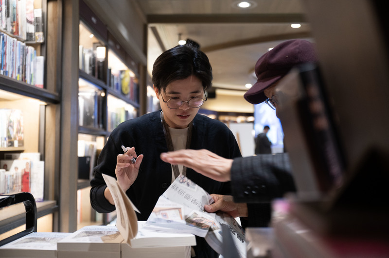 2025年3月16日，楊双子於松菸誠品參與作家瀟湘神的新書座談，活動結束後為讀者簽書。（攝影／楊子磊）