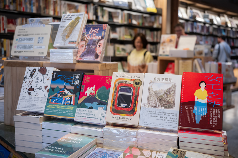 在獨立書店的本土文化相關書籍區。（攝影／謝佩穎）