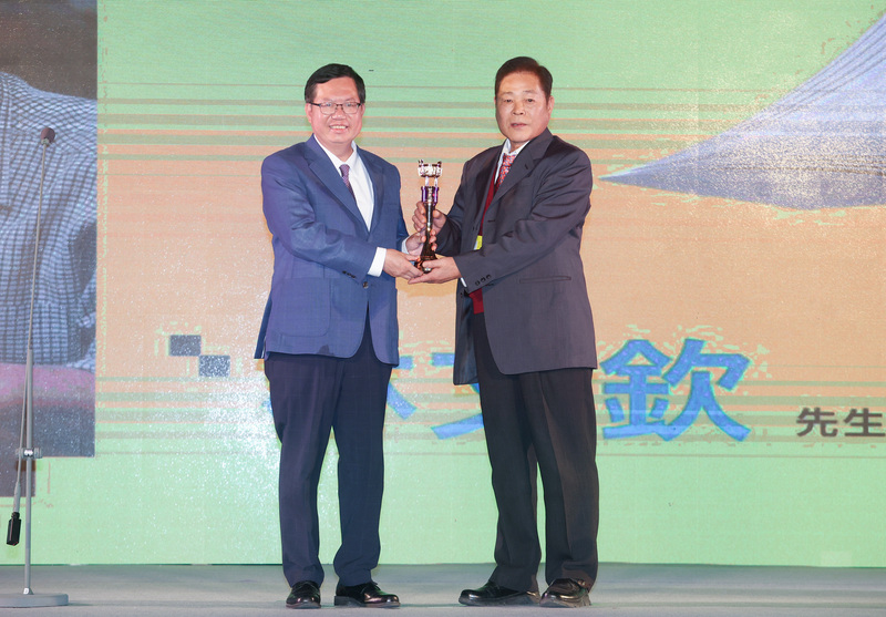 第47屆金鼎獎頒獎典禮於2023年12月27日在台北文創大樓舉行，特別貢獻獎由前衛出版社創辦人林文欽（右）獲得，由當時行政院副院長鄭文燦（左）頒發獎座給林文欽。（攝影／張新偉／中央社）