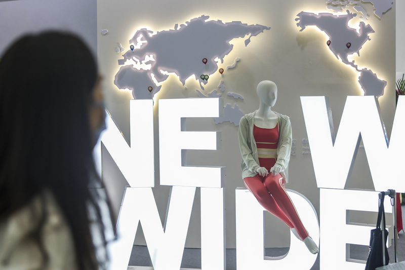 2025年10月15日，第29屆台北紡織應用展（Taipei Innovative Textile Application Show, TITAS）期間，一名女子在攤位前觀看某紡織廠商標示其在世界各工廠與據點的地圖。（攝影／Daniel Ceng／Anadolu via Getty Images）