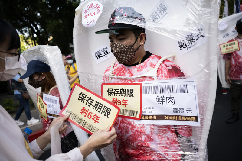 2025年12月7日，兩年一度的移工大遊行以廢除工作年限為訴求，隊伍自勞動部出發，一路行經台北市中山區與中正區後抵達立法院。（攝影／楊子磊）