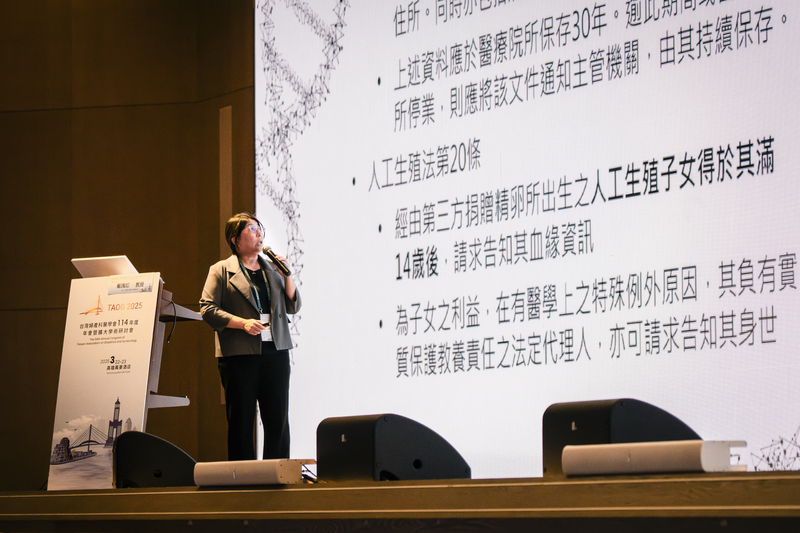 戴瑀如出生法學世家，祖父、父親與她都鑽研身分法，見證從傳統血緣到生殖醫學建構的多元家庭樣貌。這次《人工生殖法》修法於她而言，添了一份家族意義。圖為2025年3月，戴瑀如在婦產科醫學會年會發表演說，分享《人工生殖法》現行規範、修法建議與外國立法例；投影片顯示的奧地利，精卵捐贈後代得於滿14歲之後，向母親當時受術的醫療院所請求告知血緣資訊。（攝影／馬雨辰）