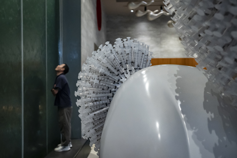 根據吳嘉苓的研究，在1950年代，為讓社會接受借精人工生殖這項技術，醫師採用的方法，是盡可能淡化捐精者的存在，並成為匿名捐贈制度的開端。而在借精人工生殖的過程中，先生的男子氣慨受到關注與維護，能孕的女體則被病理化，經歷許多侵入性醫療措施，則是這項助孕科技伴隨的性別議題。圖為示意圖，非當事人。（攝影／陳曉威）