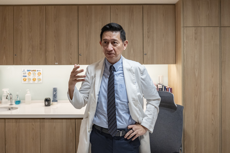 若捐贈者有一天可能被子女連繫上，「他們還願意捐嗎？」台中宜蘊生殖中心院長王懷麟日日面對求子心切的家長，他的心聲，是生殖醫學界的普遍疑慮。（攝影／陳曉威）