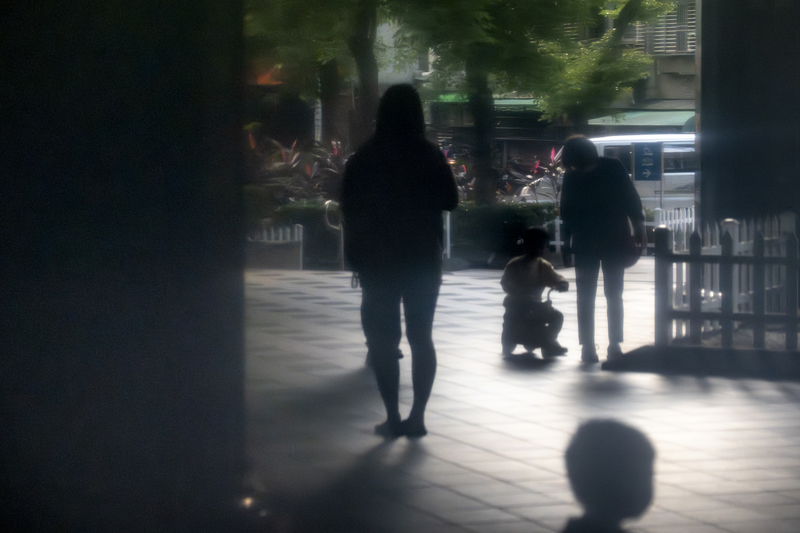 將卵子捐出去後，小娟（化名，左）就不再過問受贈家庭的人生了。但十幾年後想法會不會變、會不會萌生好奇？她現在也說不準。（攝影／陳曉威）