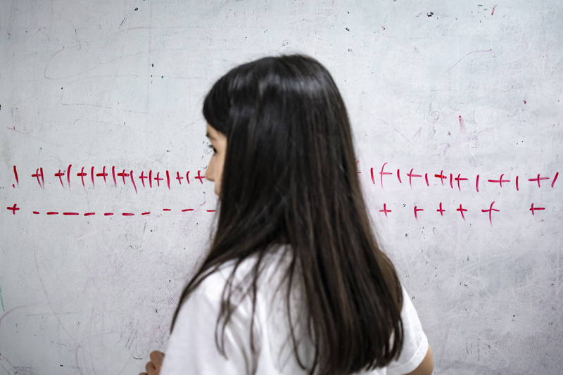 走在路上，常有人好奇詢問「脆瓜」是不是外國人，她早有一套答案：「我會說我是混血兒，我有兩個媽媽，我們家是同志家庭，是去外國做人工受孕的。有些人聽得懂，就會說『喔～』。有些人不太懂，就會發出『喔⋯⋯』。」她目前對捐贈者的好奇，是想知道「他跟我長得像不像」，如果不知道對方長什麼樣子，她想去偷偷看一眼。（攝影／陳曉威）