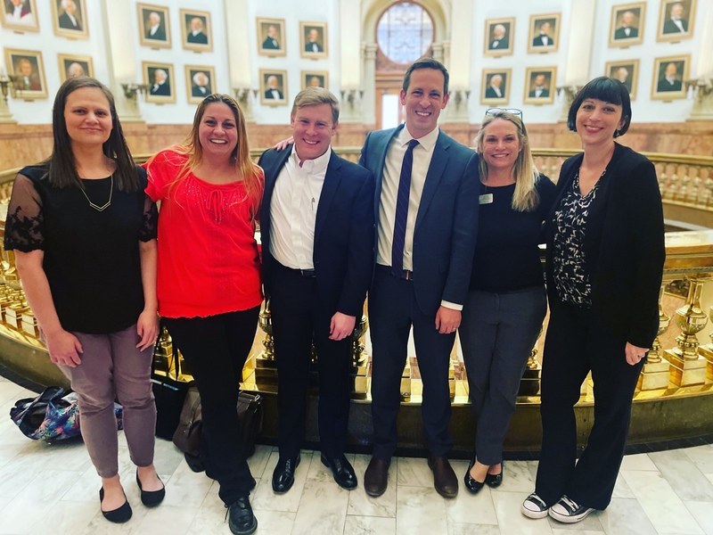 2022年，美國科羅拉多州通過《捐贈者受孕者及其家庭保護法案》，這個由精卵捐贈後代帶頭成功倡議的法案，讓科羅拉多成為全美第一個推翻精卵匿名捐贈的州。圖為艾琳 （右1）與倡議夥伴的合影。（照片提供／Erin Jackson）