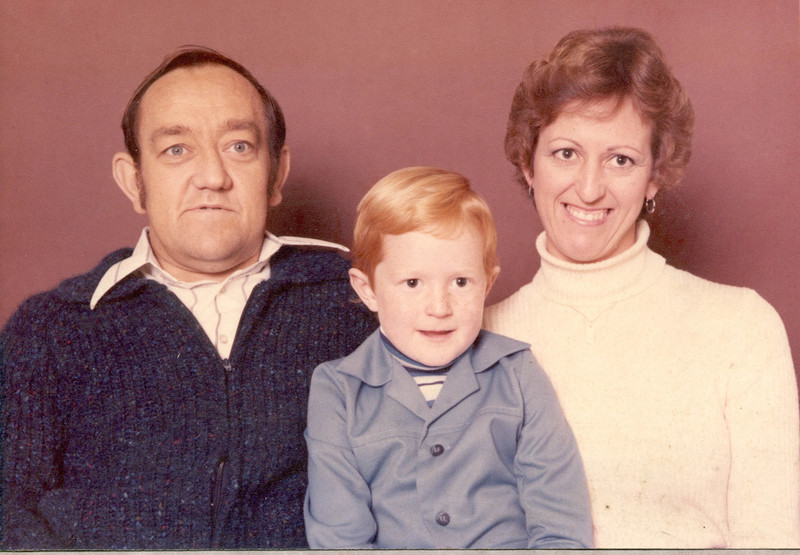 亞當斯家的全家福。爸爸在達米安（中）10歲那年過世，留給他一生受用的「追求真相」人生觀；媽媽則一路支持他長達30年的尋親之路。（照片提供／Damian Adams）