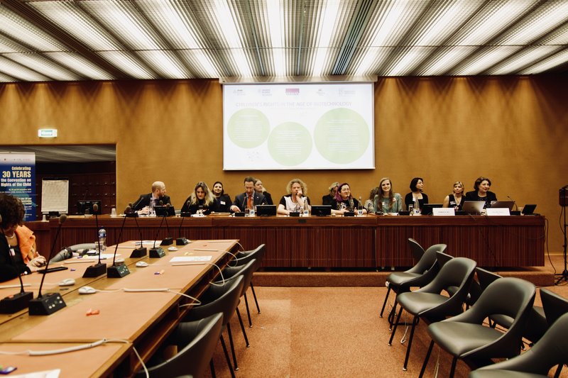 2019年，達米安（左1）與各國精卵捐贈後代在《兒童權利公約》30週年活動發表演說。（照片提供／Damian Adams）