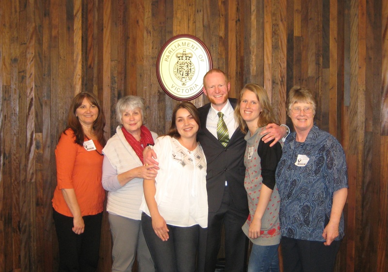 爭取精卵捐贈後代血緣認知權的過程，達米安時常在各類公開場合奔走發聲。為達米安（右3）出席澳洲維多利亞州的聽證會。（照片提供／Damian Adams）