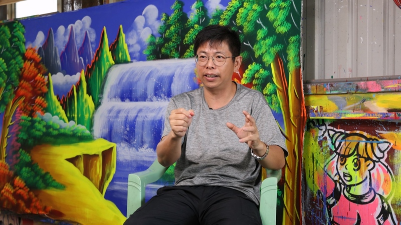 49歲的放映師李京曄,回想80年代,對「大家樂」帶起的露天電影盛事印象深刻。(圖片來源/國家電影及視聽文化中心)