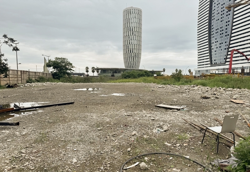 The Halcyon的用地目前仍未有開發跡象,預定用地上散落各種廢棄金屬。(圖片來源/OCCRP)