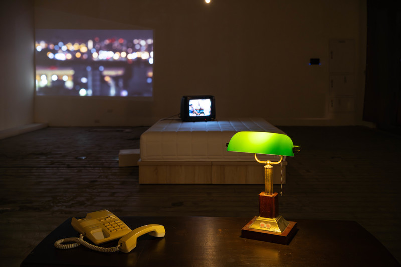 魏肇儀的作品《你做夢》，將台中北屯社會住宅一樓的店鋪轉化為現實與想像交錯的空間。觀眾拿起話筒，耳邊傳來的是台中街頭的嘈雜聲響與居民的獨白，在虛實之間，讓人反思自己究竟是這座城市的過客還是歸人。（圖片提供／好伴社計）