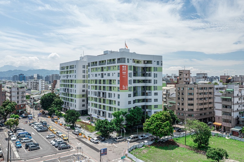 矗立於台中繁華街頭的北屯社宅。這座建築不僅提供居住空間，透過公共藝術計畫的介入，更試圖成為連結社區歷史與未來想像的實驗場。（圖片提供／台中市住宅發展工程處）