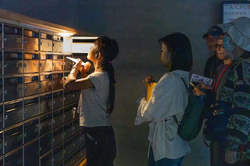 《未來學家》轉化平日社宅中功能性或封閉的區域成具公共性的藝術場域。劉凱榛作品《思念是一張柔軟的毯》將信箱區轉化為傳遞情感溫度的介面。（圖片提供／好伴社計）